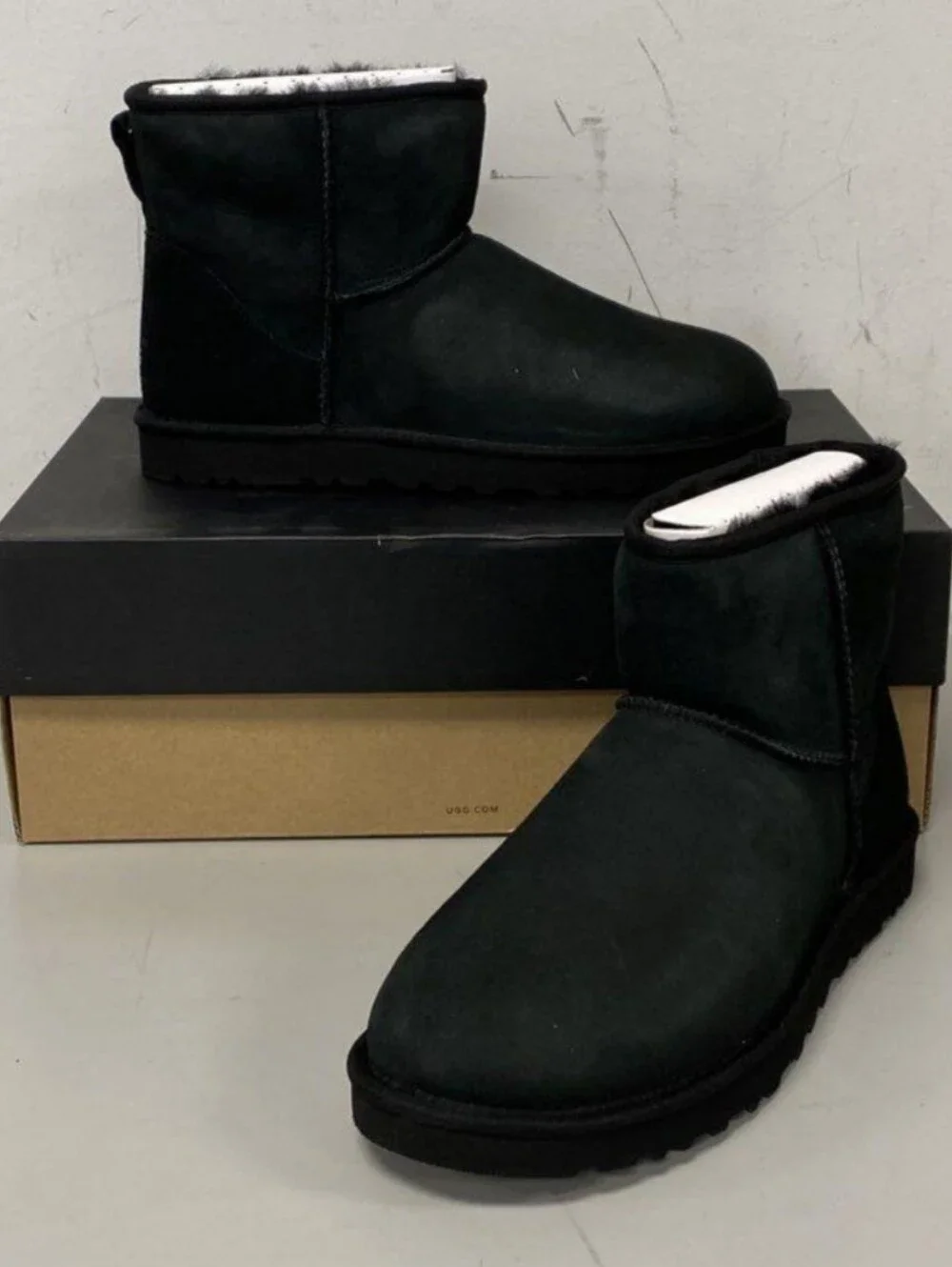 UGG Classic Mini Men's Boots Size 11 NIB MSRP $174.95